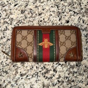 ✨Authentic! EXCELLENT CONDITION! Gucci Women’s Wallet featuring a 🐝 Logo/Stars!✨